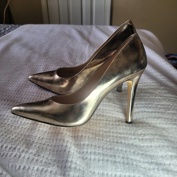 VINCE CAMUTO KAIN GOLD METALLIC PUMP - Picture 8 of 16